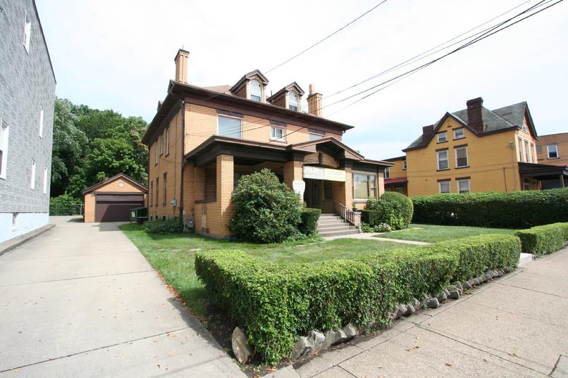 LARGE 1 BEDROOM APARTMENT WITH FREE UTILITIES